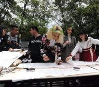 美女留学生吃青团品茗茶写书法 感受清明传统文化