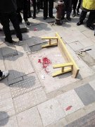 长凳从天而降 砸中过路女子头部