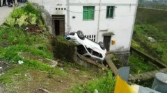 新手女司机弯道不减速 越野车一头扎到路坎下