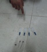 为招揽生意 渝北一锁匠边堵锁眼边贴开锁广告