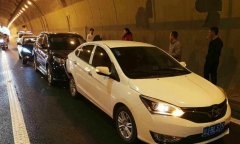 渝遂高云雾山隧道今早四起多车追尾 出城方向通行缓慢