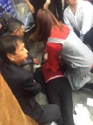 路遇陌生人突然晕厥  美女教师跪地抢救