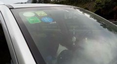 早起赶路 这位哥高速路上“补瞌睡”