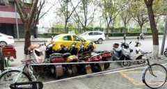 重庆一高校现4米长自行车