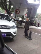 儿子逆行插队引公愤 父亲不劝他反怪排队司机