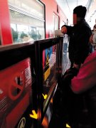 手搭安全门玩手机？老司机劝你莫要这么做