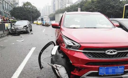 转弯未让直行车致两车相撞 奔驰损失高达15万