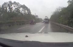 驾车在高速上逆行  司机：导航说的