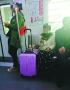 她用行李占座10个站，旁边乘客只能干站着