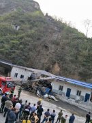 武隆一货车从天而降压垮办公室