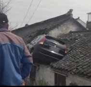 重庆一长安车开上房顶 跪求司机的心理阴影面积