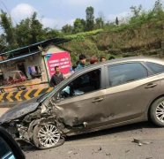 皮卡强行超车不成惹车祸 两车相撞现场惨烈