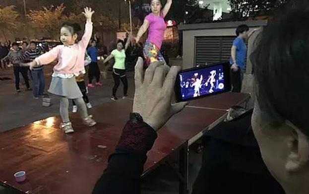 重庆5岁女童一夜爆红 白天上幼儿园晚上当坝坝舞领舞