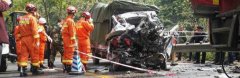 货车占道超车与拖车相撞 事故造成两人死亡