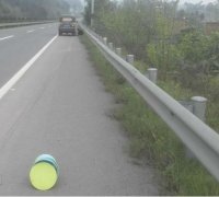 重庆一司机“太有才” 水桶当做警示牌