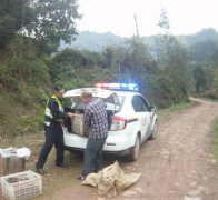 男子驾驶报废车辆运猪肉 车辆被扣民警帮忙送货