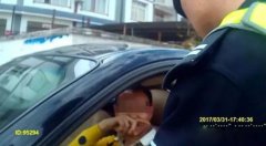 交巡警设卡盘查 意外查获一名网上逃犯