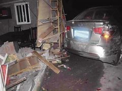 小车深夜撞垮墙壁进民房
