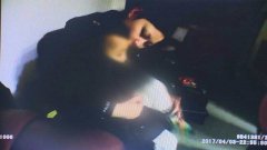 大意父母外出吃饭 家中小孩身陷险境