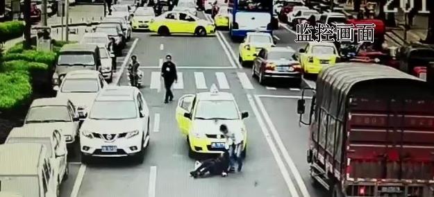 重庆一老人横穿马路被撞 造成拥堵30多分钟