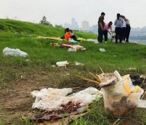 刺眼！周末珊瑚坝满地都是垃圾