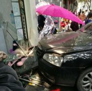 女司机肇事后消失？ 事后赶回：做业务去了