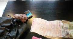 包里有上万元现金和奔驰车钥匙 他等失主四小时未果