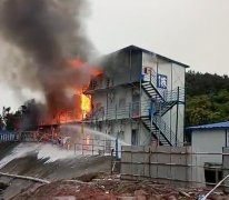 大竹林一建筑工地突发大火 三层活动板房面目全非