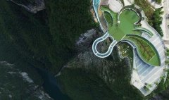 航拍世界第一悬挑玻璃廊桥 云端深处玩心跳