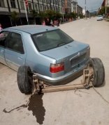 高手在民间！重庆一司机开车2个后轮都开掉了