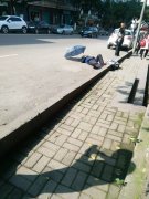 万州周家坝一老人摔倒，一边围观群众忙碌了起来