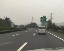 重庆一面包车高速路上“露屁股”被抓