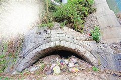 消失的南纪门被发现 在石板坡公交车站下方