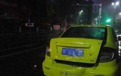 前挡风玻璃起雾 女司机边开车边擦玻璃撞了车