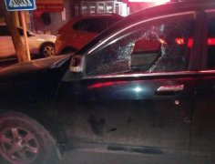 为防止嫌疑人驾车逃跑 巴南民警一拳击穿车窗