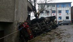 昨晚重庆一运沙车抄近路走乡村公路，结果侧翻撞上民房