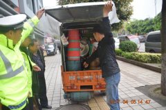 过往群众都看不下去了!重庆一三轮车底挂煤气罐招摇过市