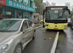 五里店一小车变道和公交车PK，完败后反怪对方“为何不让道”