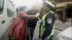 路边违停遭贴单，含谷女司机亲友团追打民警和协勤