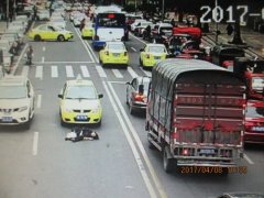 奥园康城A区外，老太横穿马路被撞伤