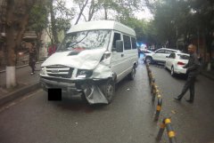 油门当刹车撞坏三辆车 两人轻伤