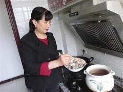 孝顺儿媳照顾八旬患病公公，11年没出过​重庆​主城
