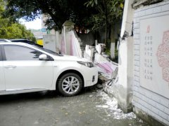 合川女司机误把油门当刹车，撞垮围墙