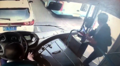 公交车未到站司机不让下车  他竟飞起一脚跳车离去