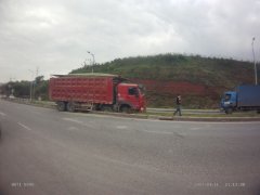 多拉快跑跟车近 货车司机险丧命
