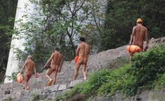 重庆一大桥下成裸泳者“天堂”