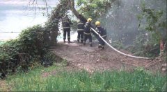 双碑街道松江村一堆垃圾发生燃烧，火势难以控制
