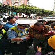  男子意外割伤手腕动脉 交巡警上演“速度与激情”