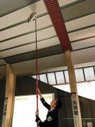 气球飘进轨道站 工作人员帮忙清除