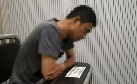 重庆一男子吸毒致幻报案称被诅咒:尿检时喝尿